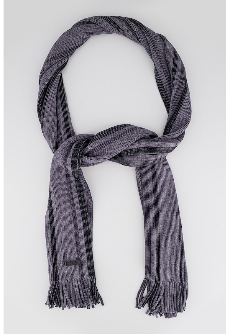 Fular de lana cu dungi si terminatii franjurate