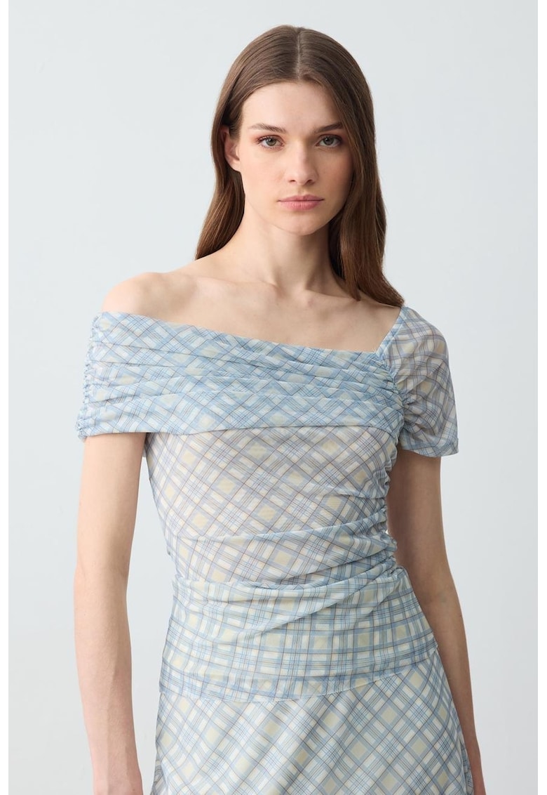 Bluza cu model si decolteu pe un umar