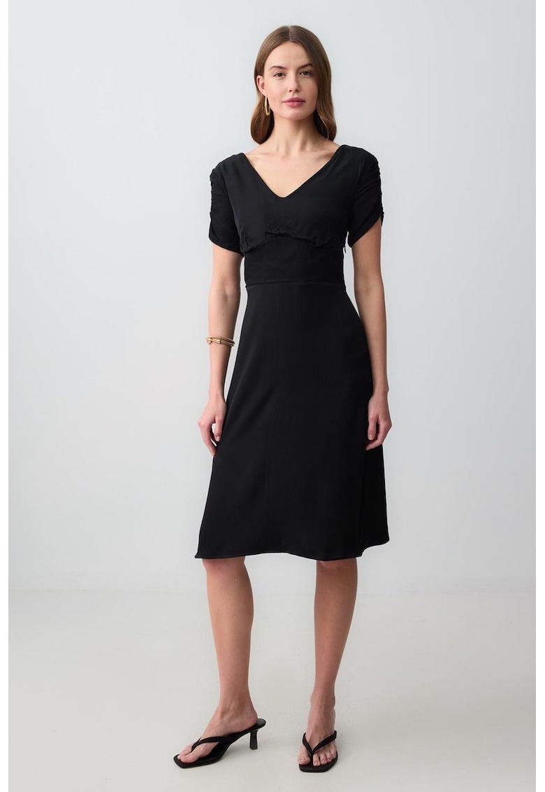 Rochie cu decolteu in V si maneci scurte