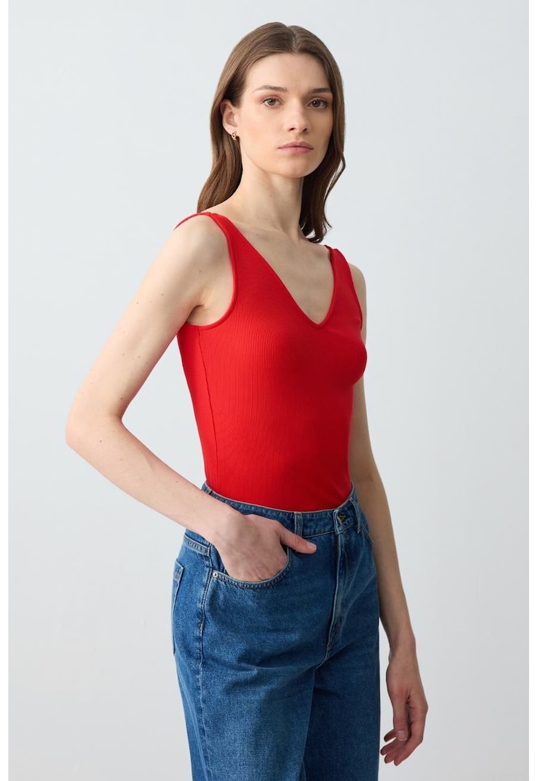 Top slim fit cu decolteu in V