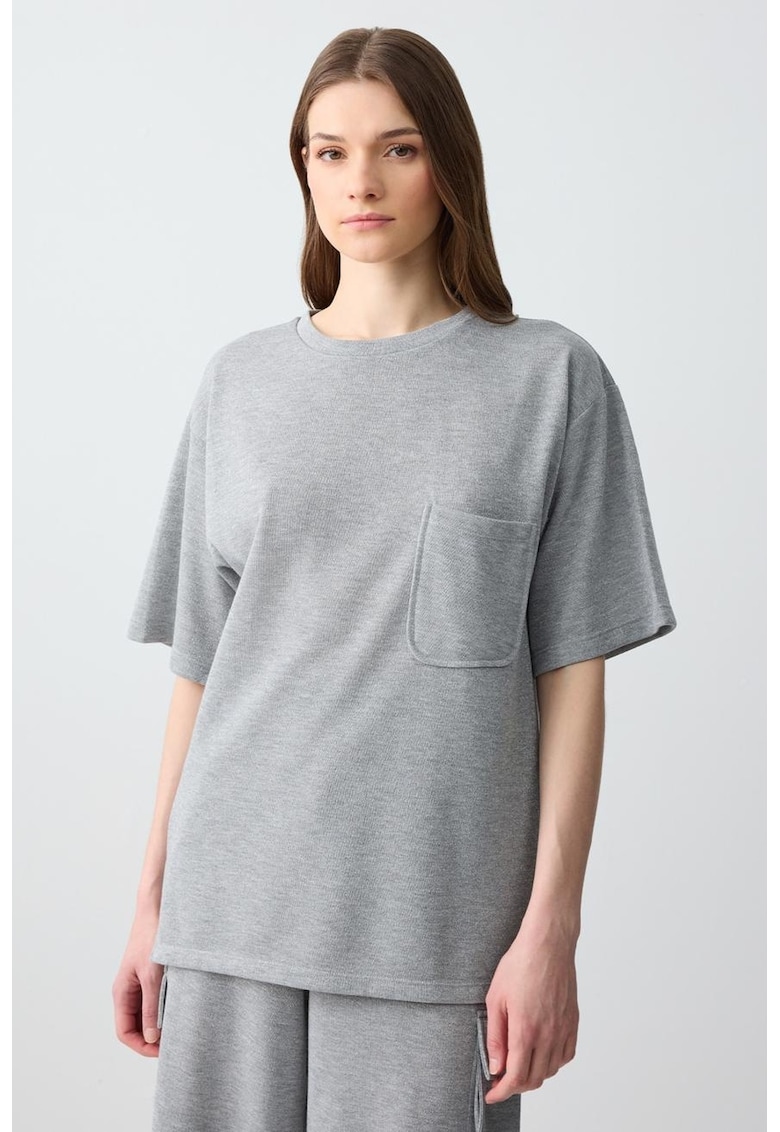 Bluza cu maneci medii si buzunar aplicat Bluza cu maneci medii si buzunar aplicat