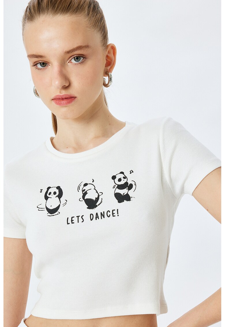 Tricou crop cu imprimeu grafic si text