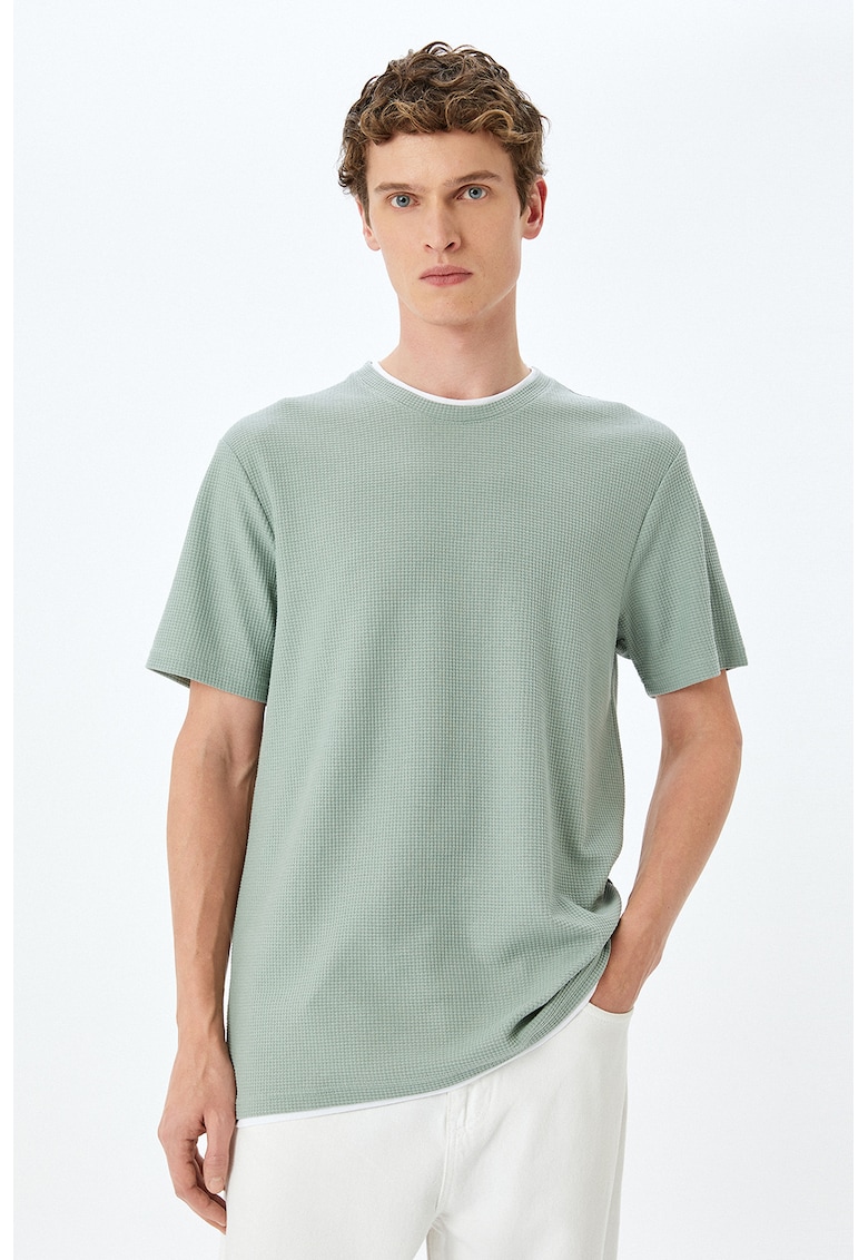 Tricou tricotat cu decolteu la baza gatului