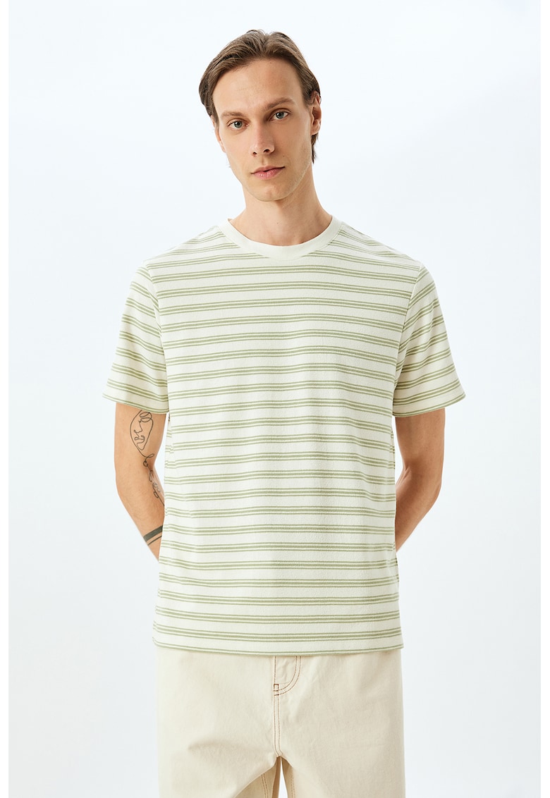 Tricou cu decolteu la baza gatului si model in dungi