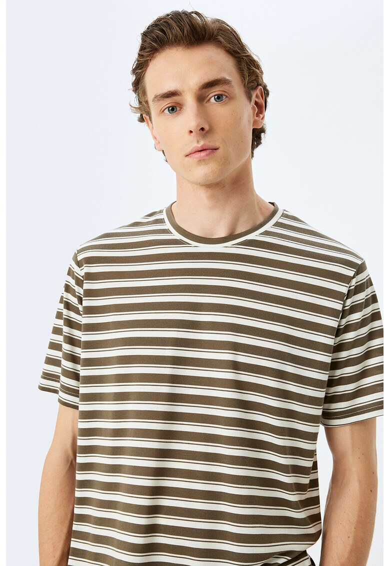 Tricou cu decolteu la baza gatului si model in dungi - Maro inchis/Alb murdar