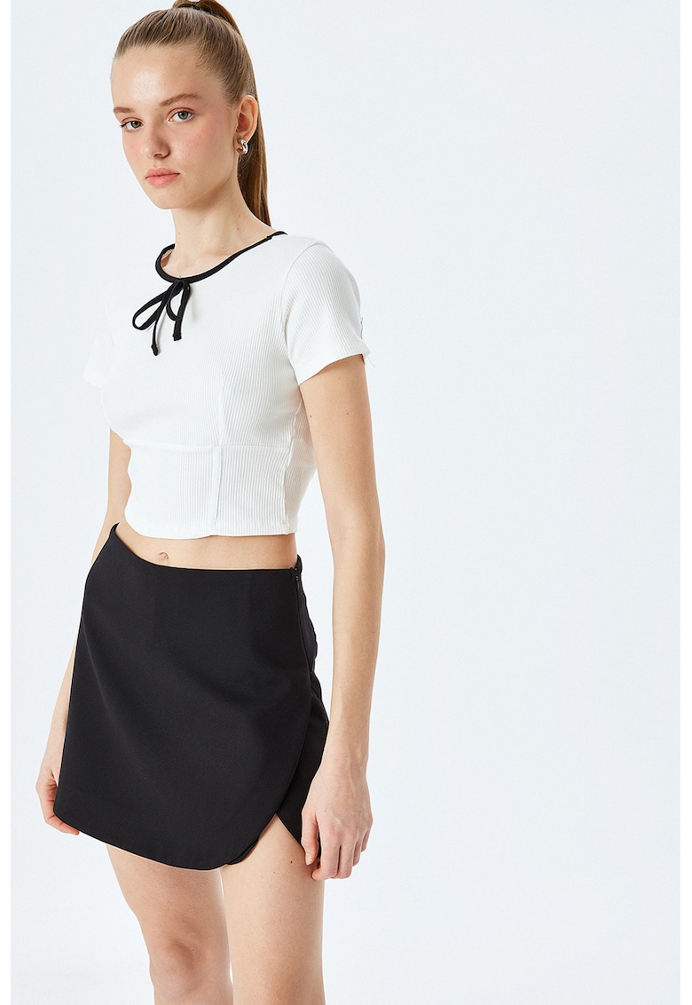 Tricou crop cambrat cu funda pe partea frontala