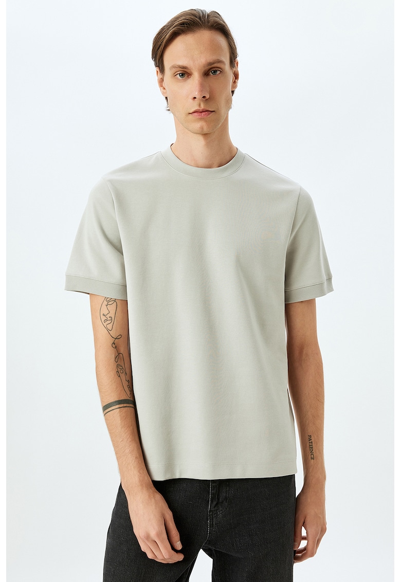 Tricou uni cu decolteu la baza gatului