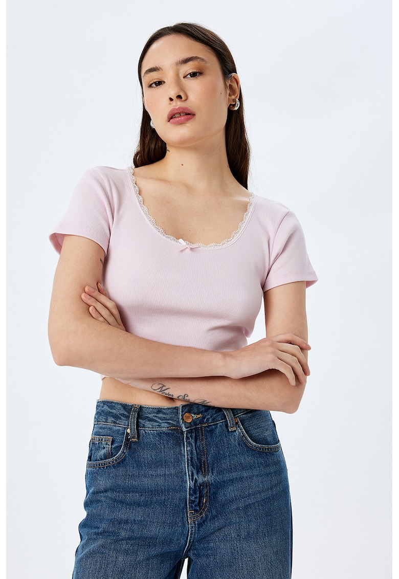 Tricou crop cu detaliu de dantela si funda