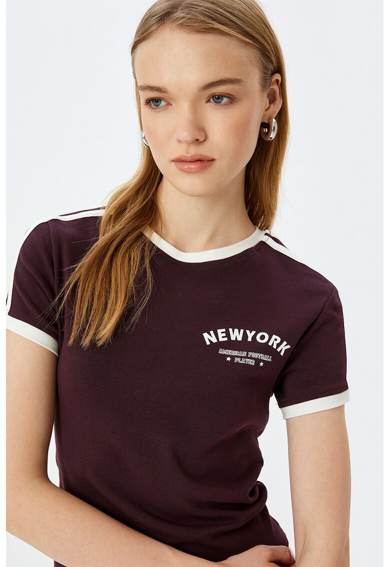 Tricou cu decolteu la baza gatului si imprimeu pe partea din spate - Alb/Visiniu