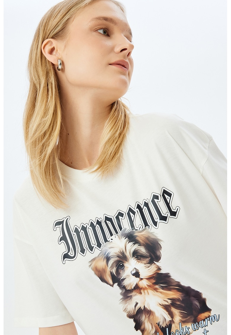 Tricou lejer cu imprimeu grafic si text frontal