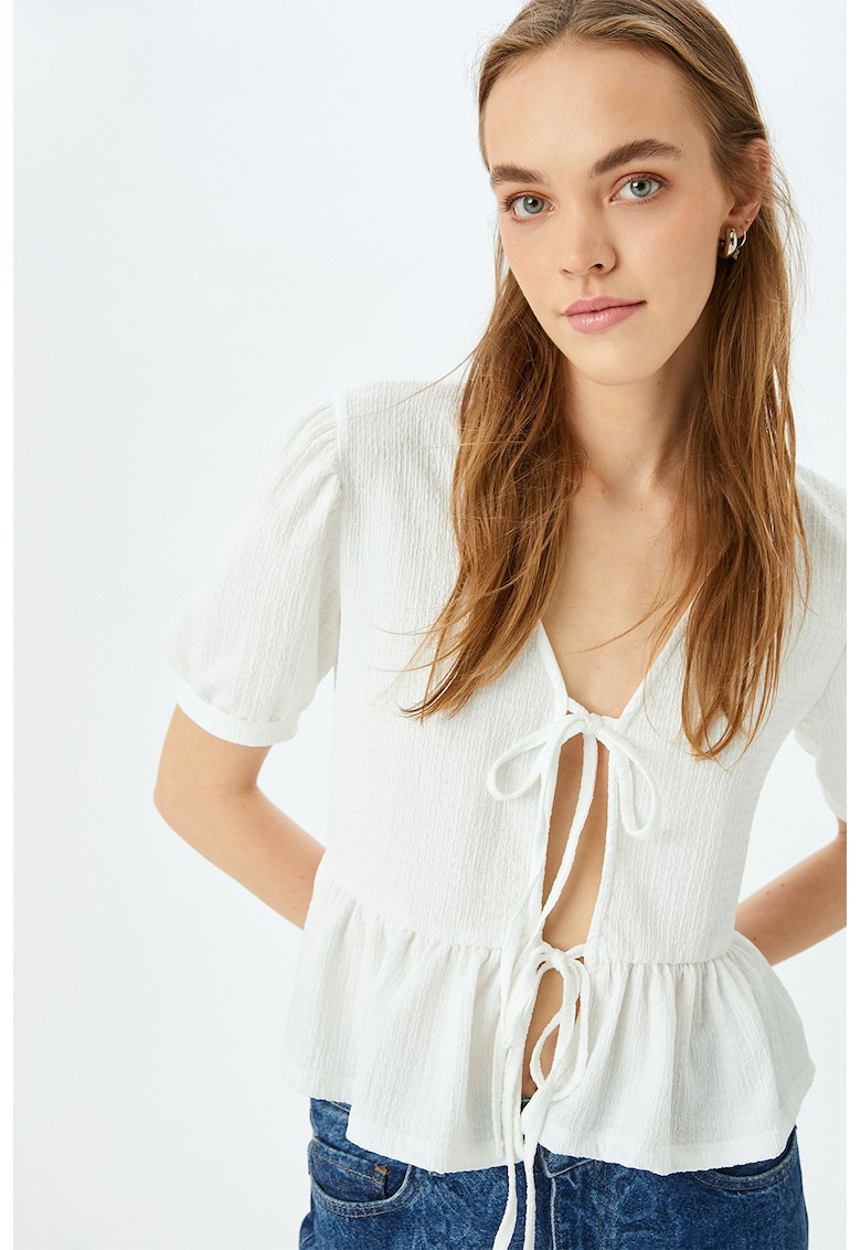 Tricou texturat cu snur frontal si volane