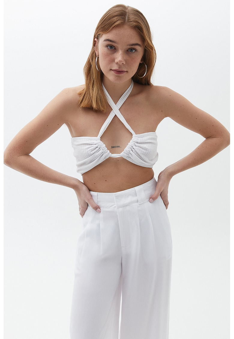 Top crop cu bretele incrucisate pe partea din fata