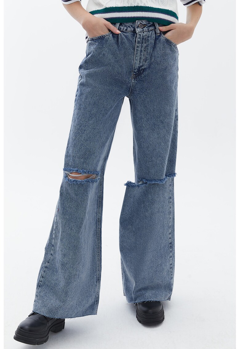 Blugi cu croiala ampla si decupaje - Albastru