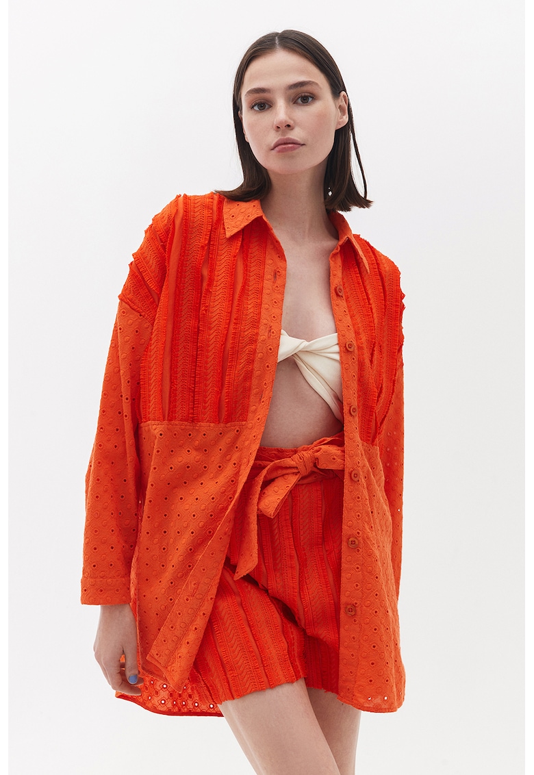 Camasa supradimensionata cu guler ascutit Camasa supradimensionata cu guler ascutit