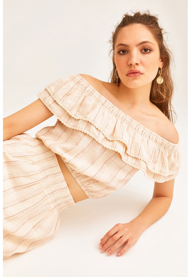 Bluza crop cu decolteu pe un umar