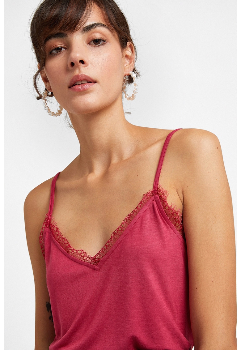 Top cu decolteu in V si garnituri din dantela