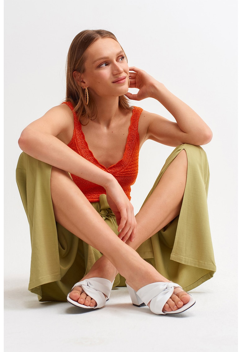 Pantaloni cu croiala ampla si cordon in talie