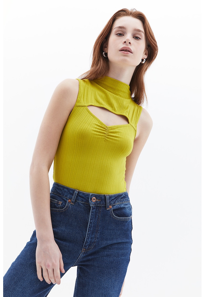 Top striat cu decupaj frontal