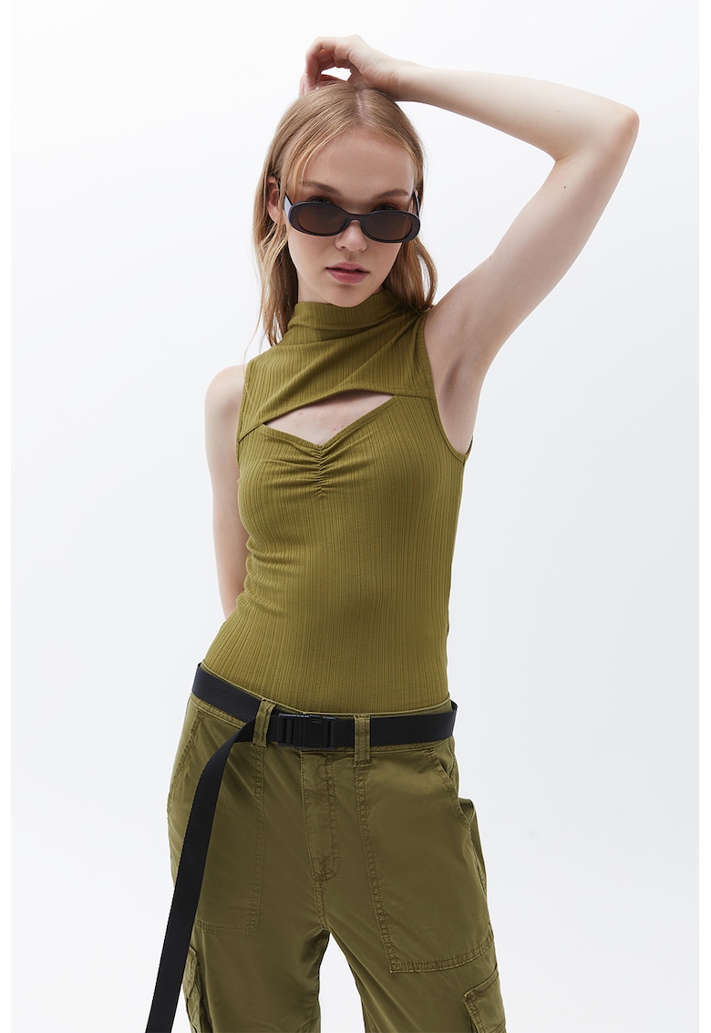 Top striat cu decupaj frontal