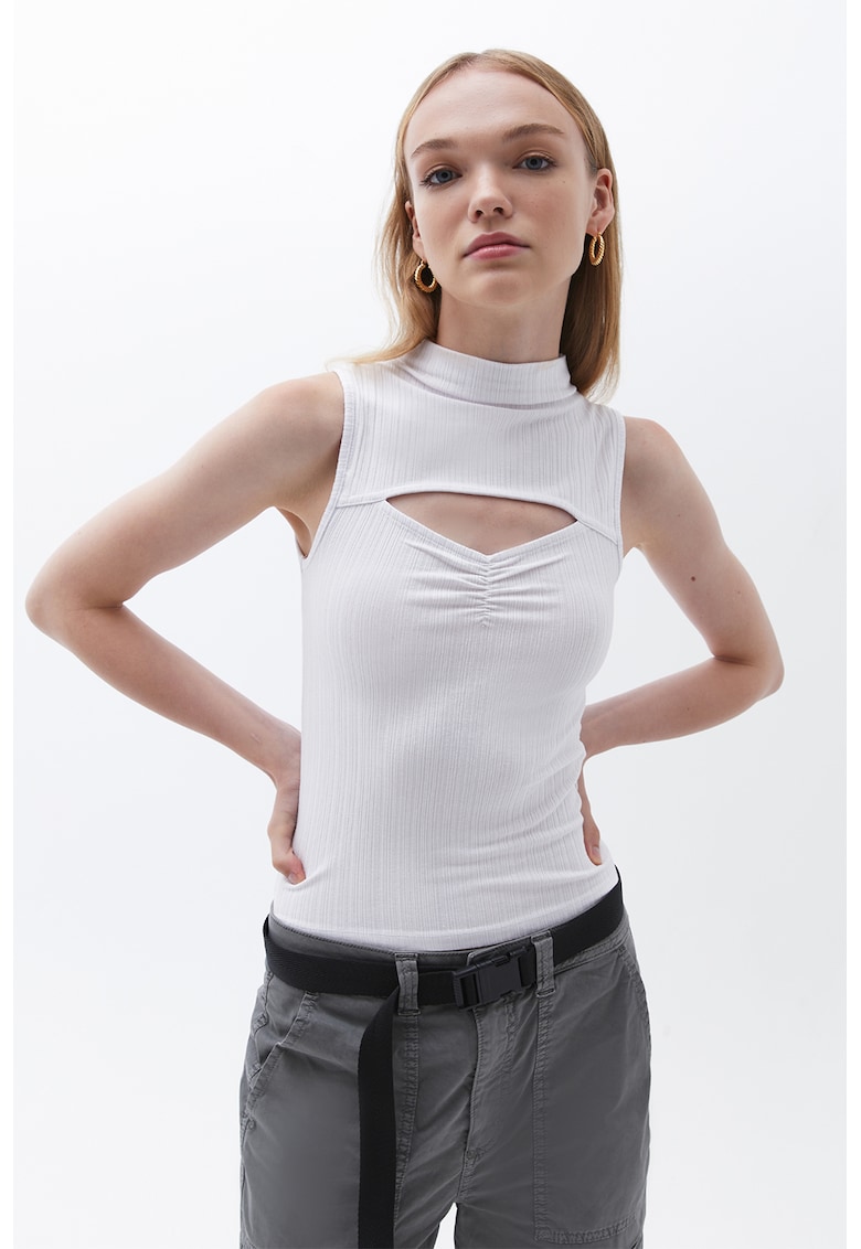 Top striat cu decupaj frontal