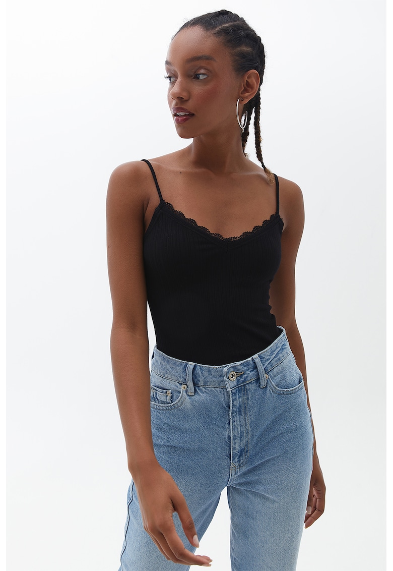 Top cu decolteu in V si garnitura din dantela