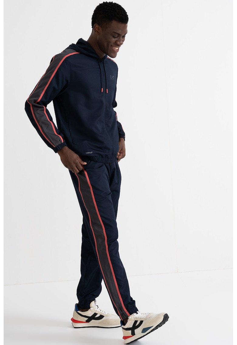 Trening cu logo si segmente contrastante