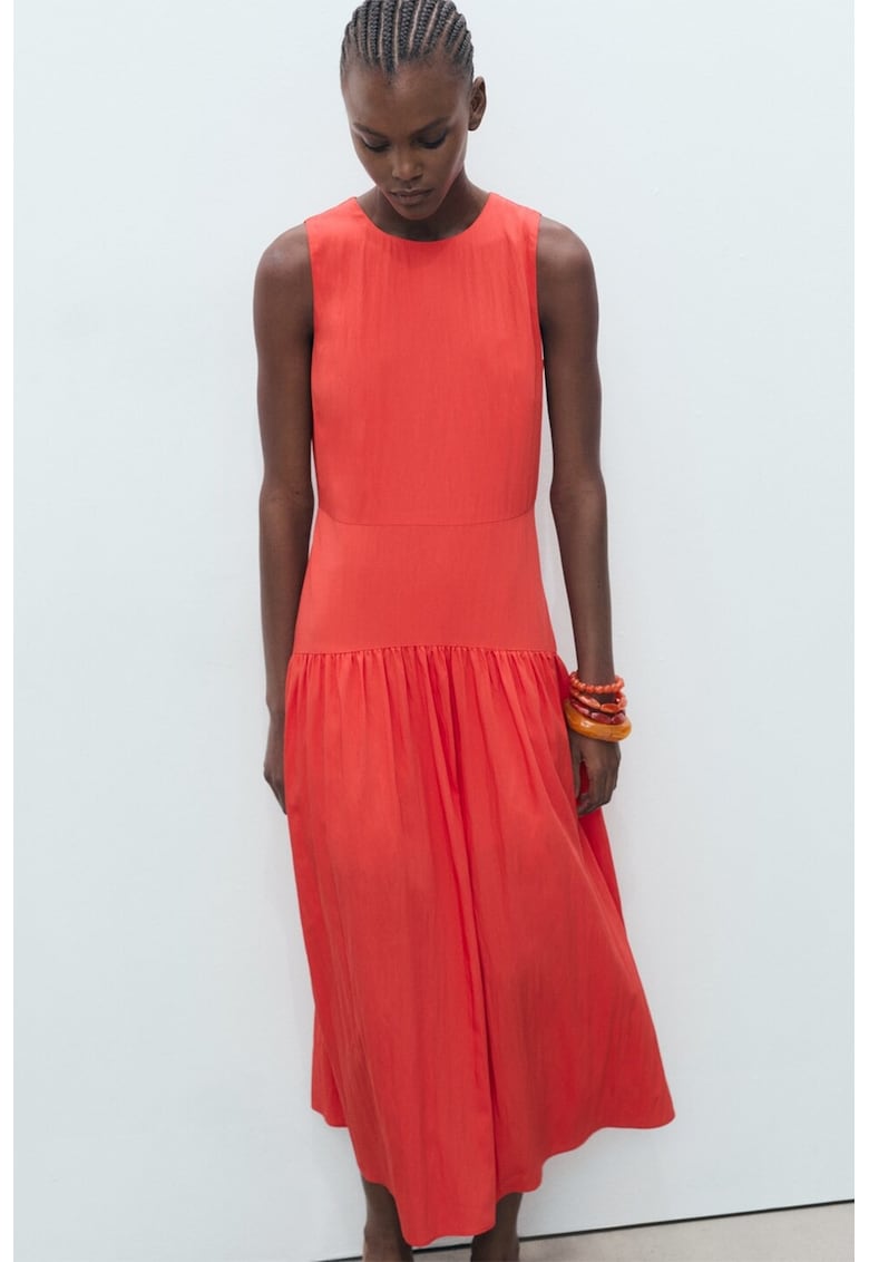 Rochie midi cu croiala evazata si decolteu la baza gatului