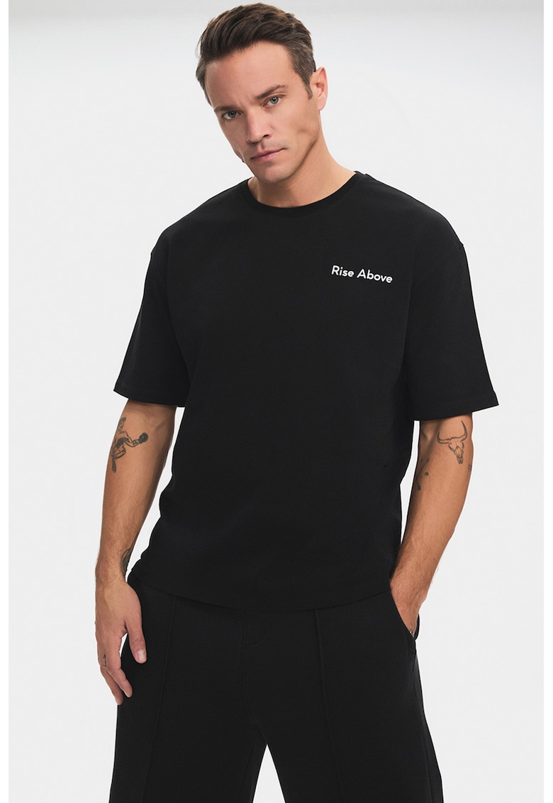 Tricou cu decolteu la baza gatului si imprimeu pe piept