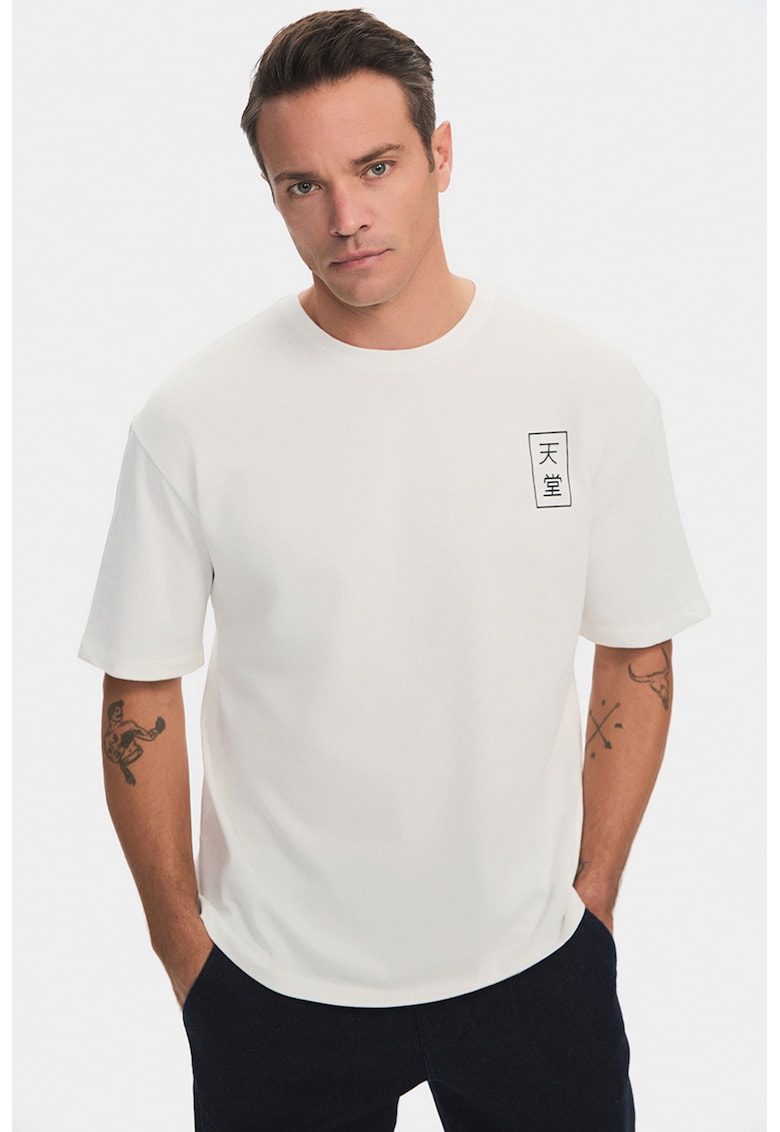 Tricou cu imprimeu pe spate si decolteu la baza gatului Tricou cu imprimeu pe spate si decolteu la baza gatului