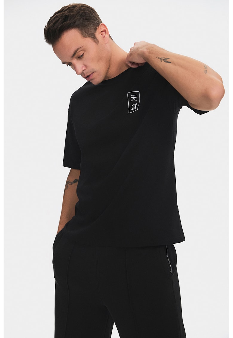 Tricou cu imprimeu pe spate si decolteu la baza gatului Tricou cu imprimeu pe spate si decolteu la baza gatului