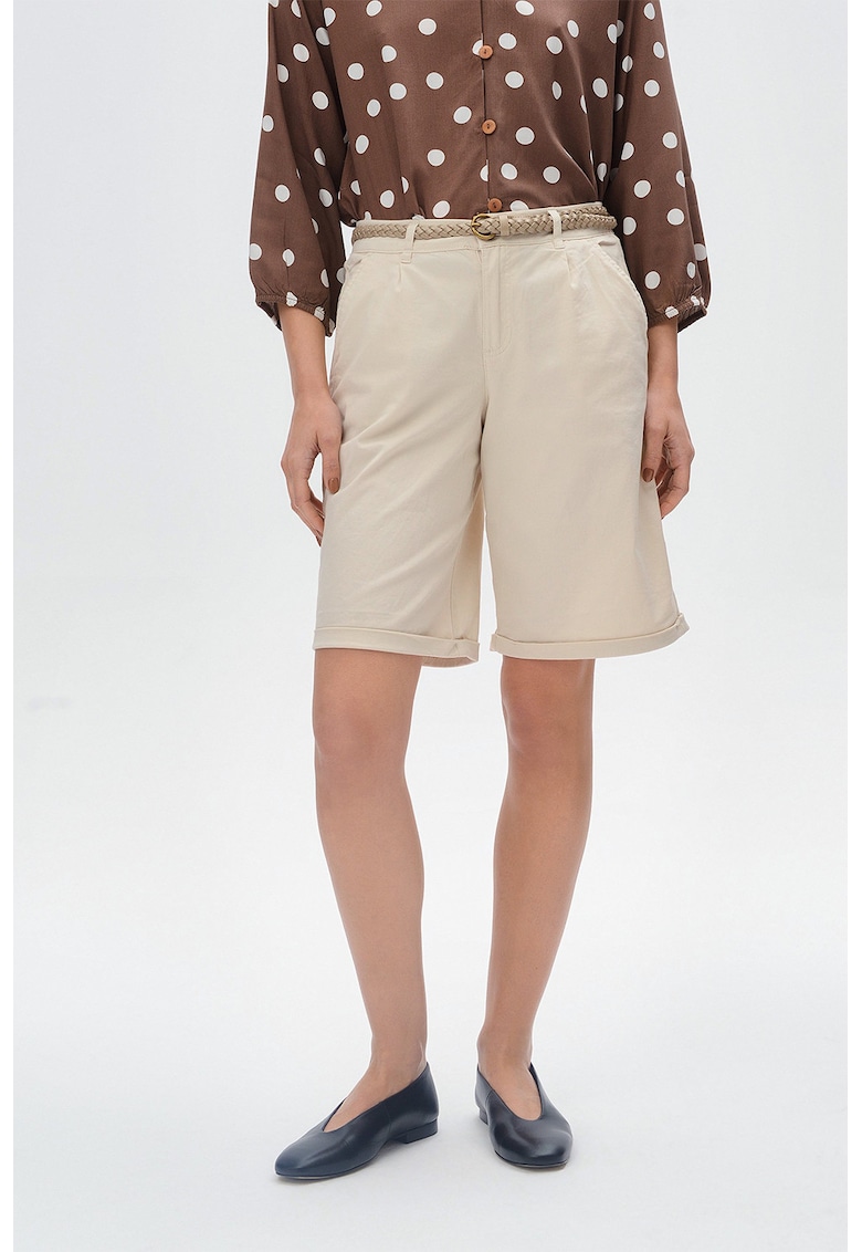 Pantaloni scurti cu croiala ampa si curea Pantaloni scurti cu croiala ampa si curea