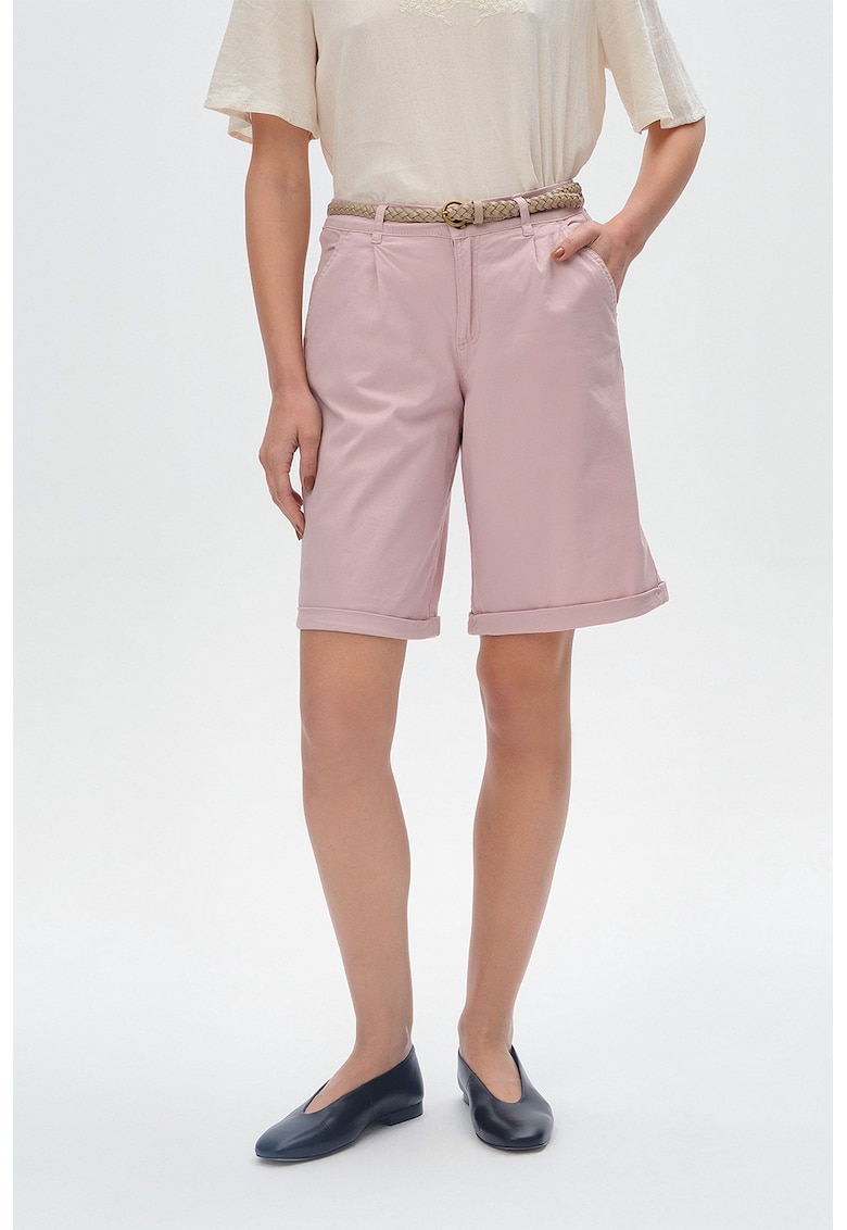 Pantaloni scurti cu croiala ampa si curea Pantaloni scurti cu croiala ampa si curea