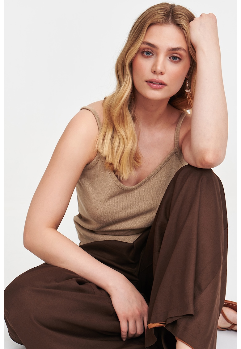 Top cu decolteu in V si bretele inguste