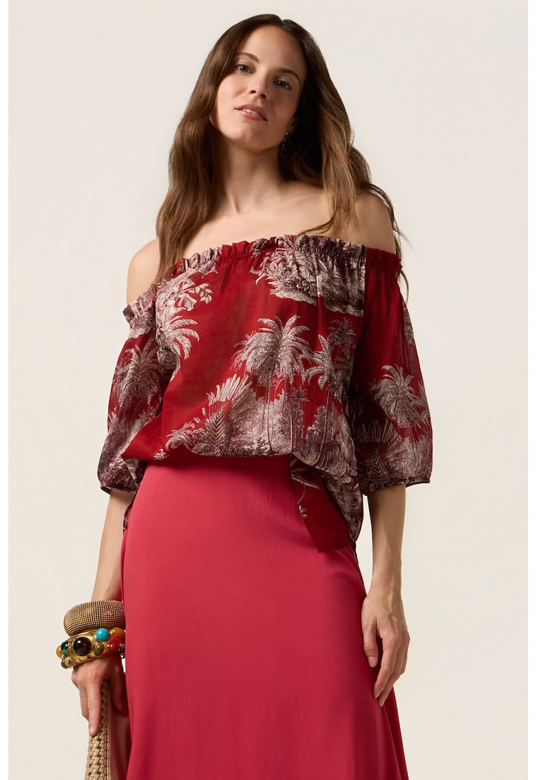 Bluza lejera cu model floral si decolteu pe umeri