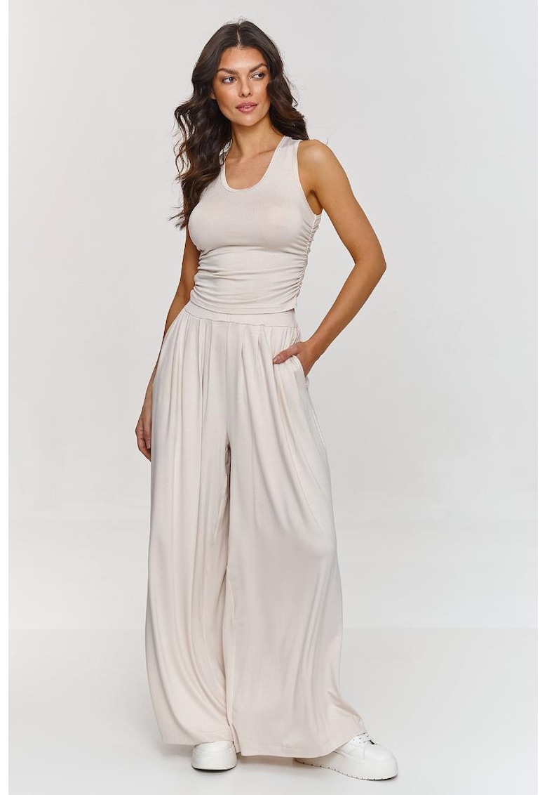 Set de top cu decolteu in U si pantaloni cu croiala ampla