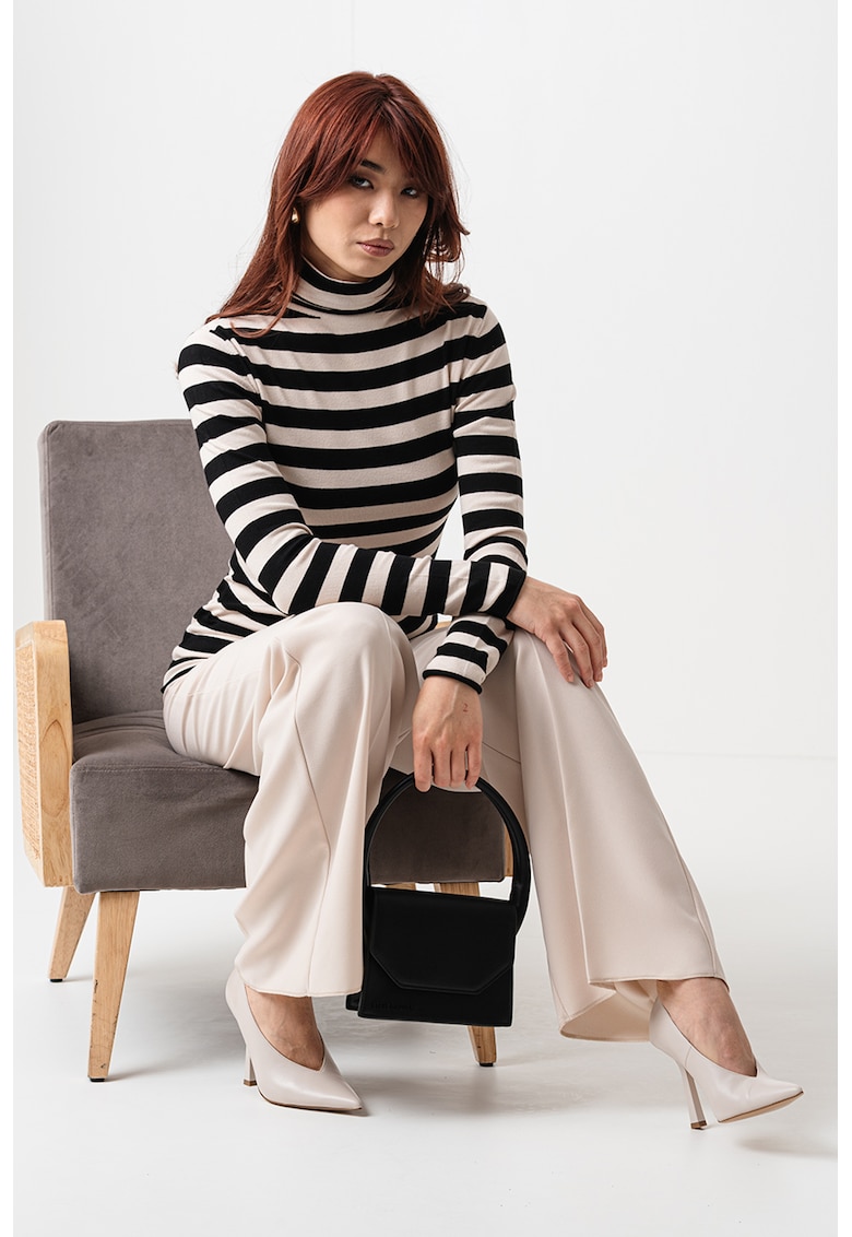 Bluza cambrata cu guler inalt