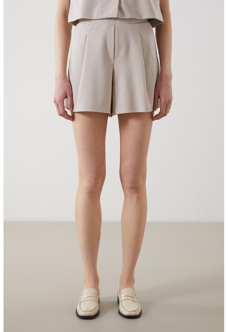 Pantaloni scurti cu croiala dreapta si buzunare