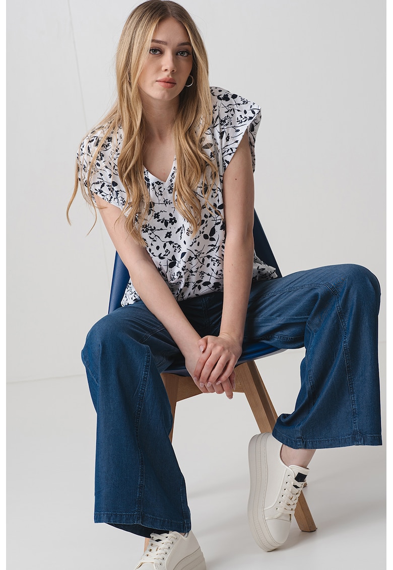 Tricou cu model floral si decolteu in V
