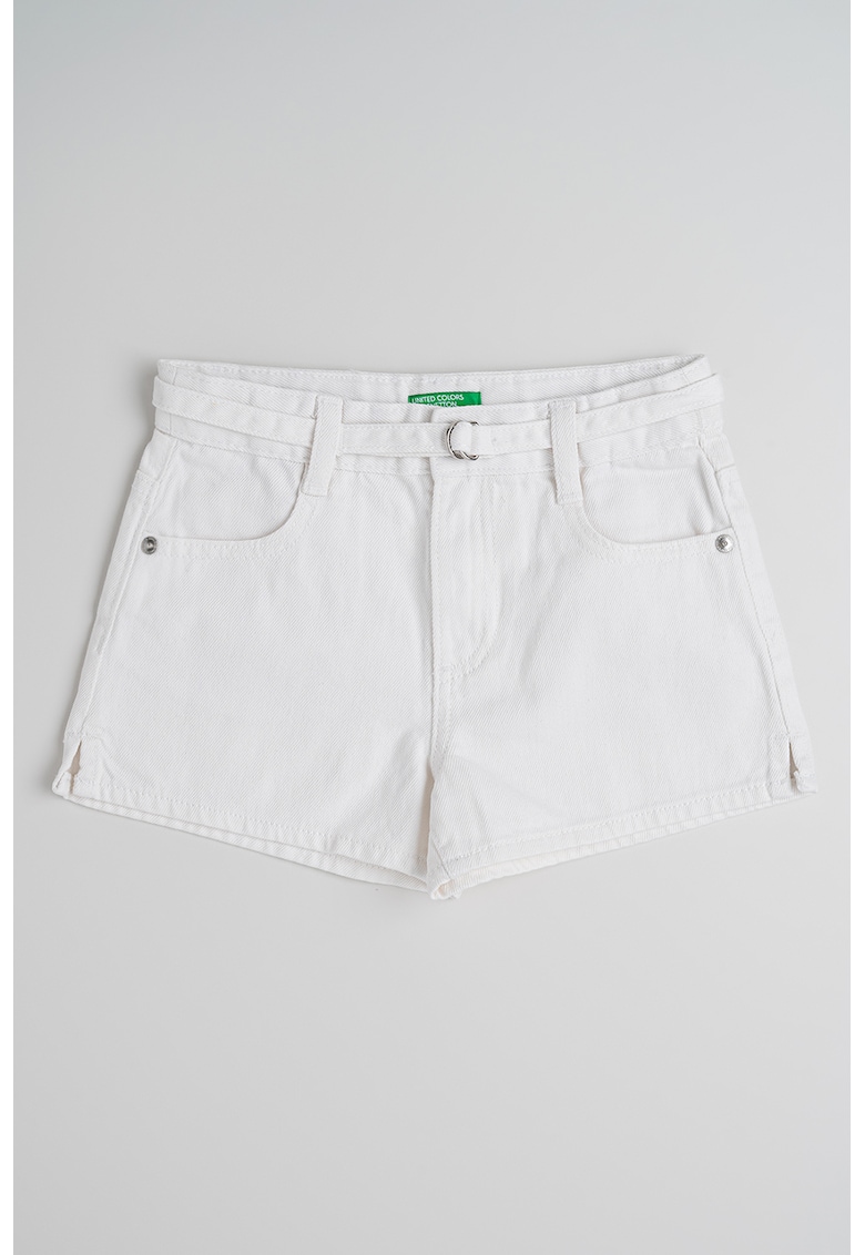 Pantaloni scurti cu talie medie si curea subtire