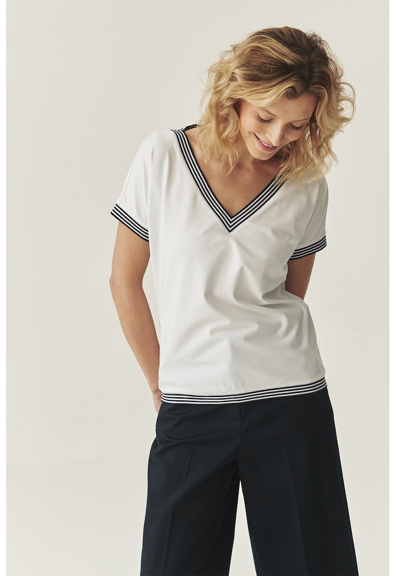 Tricou cu decolteu in V si accente cu dungi