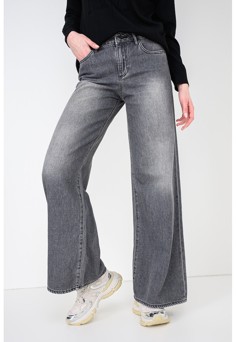 Blugi ampli cu aspect decolorat