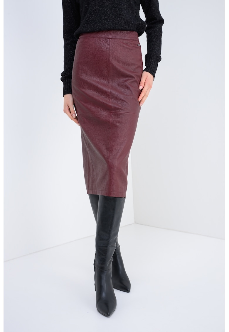 Fusta de piele cu slit pe spate