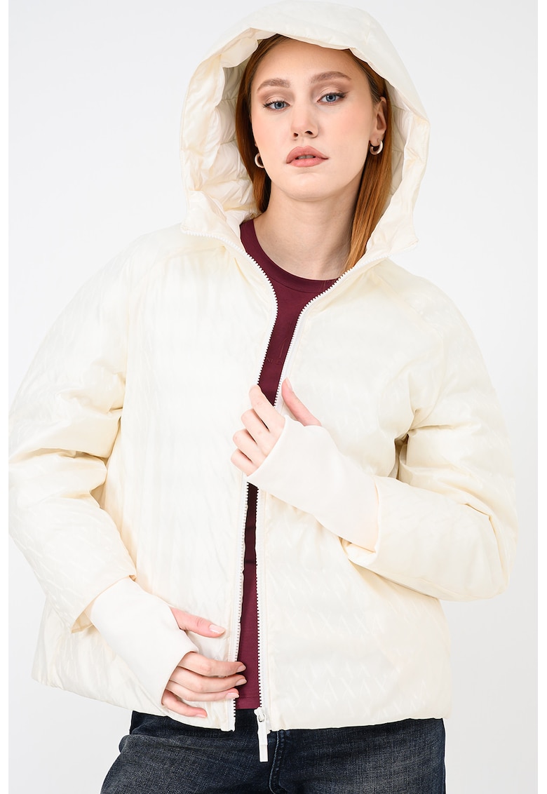 Geaca cu monograma si orificii pentru degete