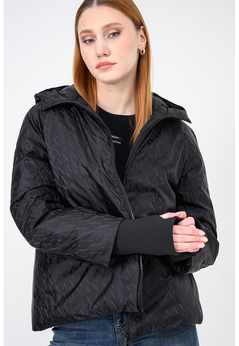 Geaca cu monograma si orificii pentru degete