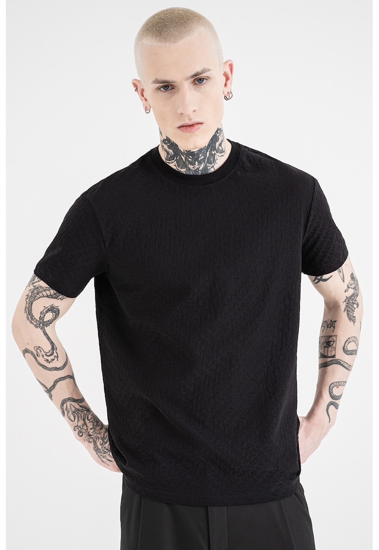 Tricou cu decolteu la baza gatului si logo - Negru