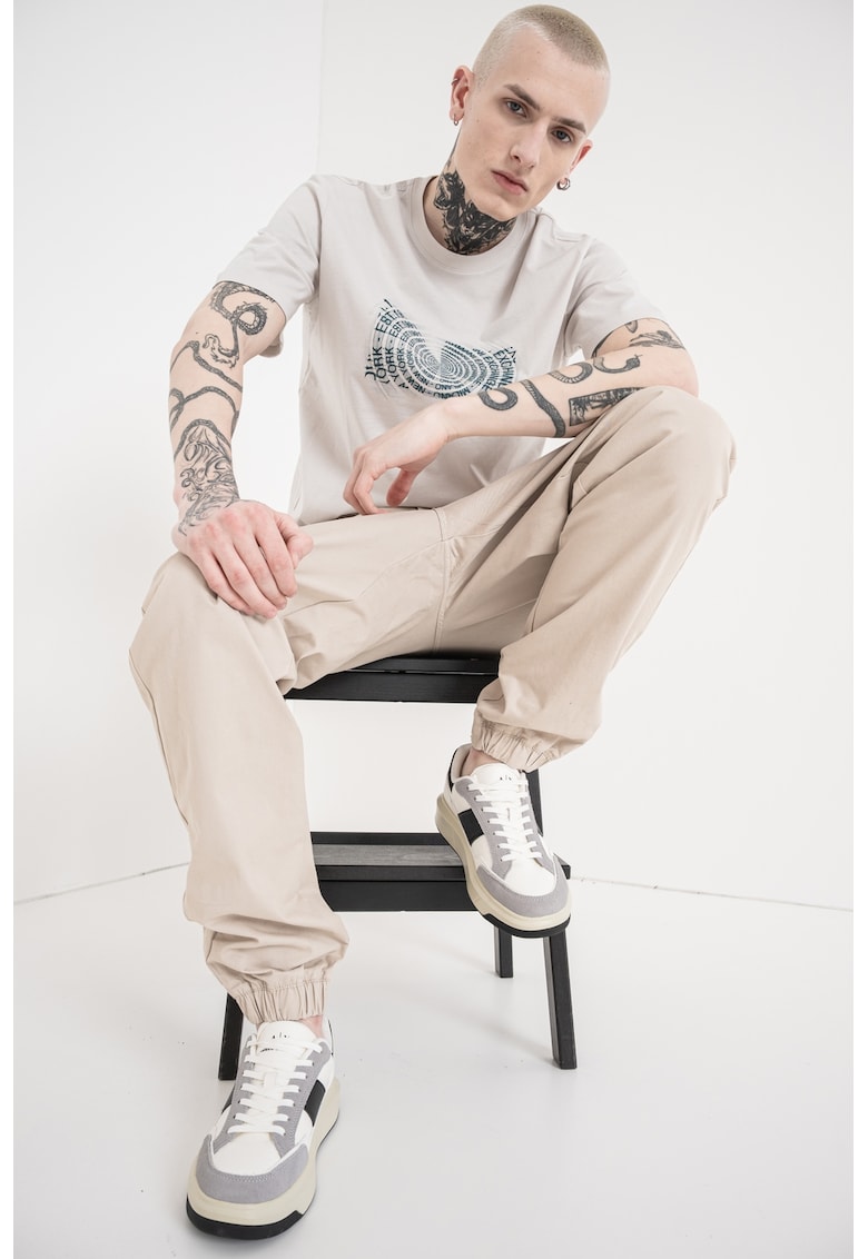 Tricou cu decolteu la baza gatului si model grafic - Gri deschis/Verde englez