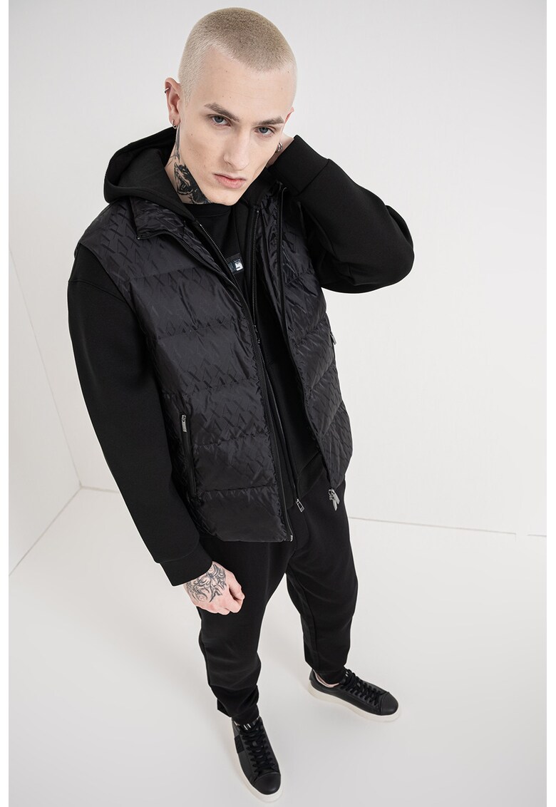 Vesta cu monograma si gluga