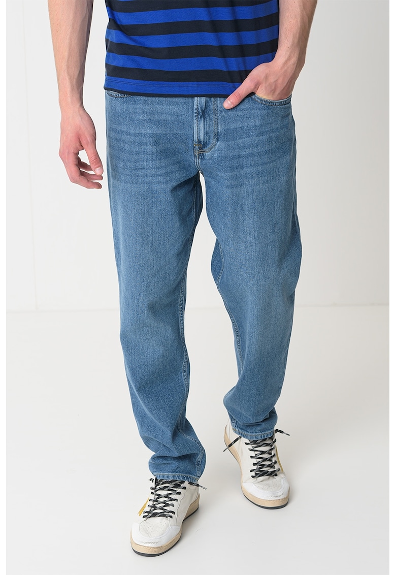 Blugi conici cu talie medie