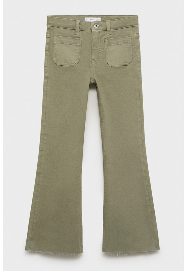 Blugi evazati cu terminatii franjurate