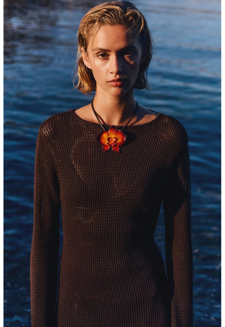 Rochie crosetata cu decupaj pe partea din spate - Maro inchis